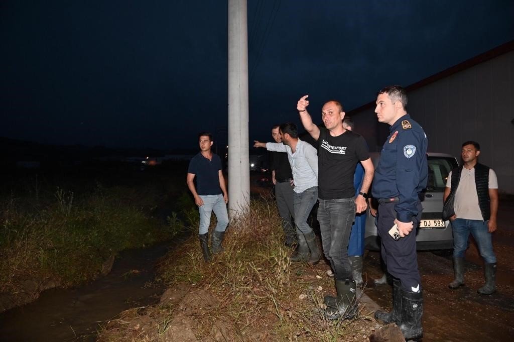 Su baskınlarının yaşandığı Turgutlu’da ekipler anında müdahale etti