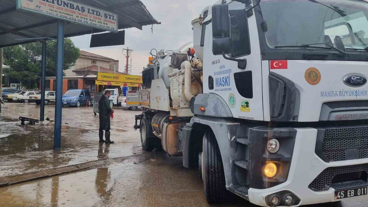 Su baskınlarının yaşandığı Turgutlu’da ekipler anında müdahale etti