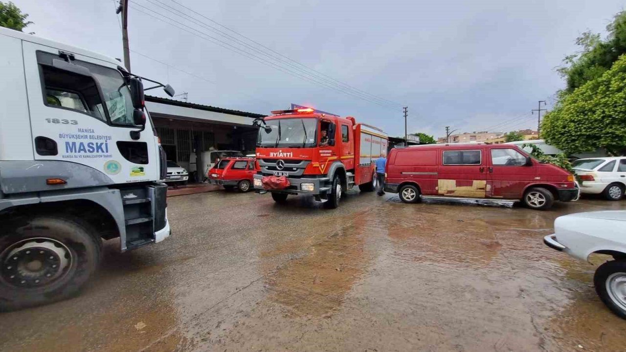 Su baskınlarının yaşandığı Turgutlu’da ekipler anında müdahale etti