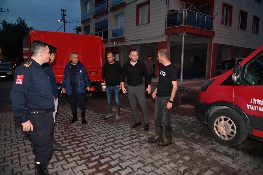 Su baskınlarının yaşandığı Turgutlu’da ekipler anında müdahale etti