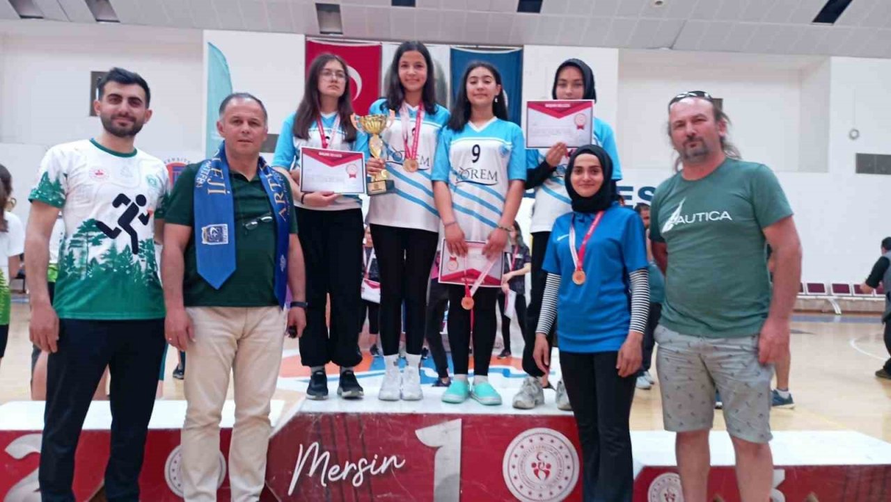 Manisalı Ecrin, oryantiringte Türkiye şampiyonu oldu