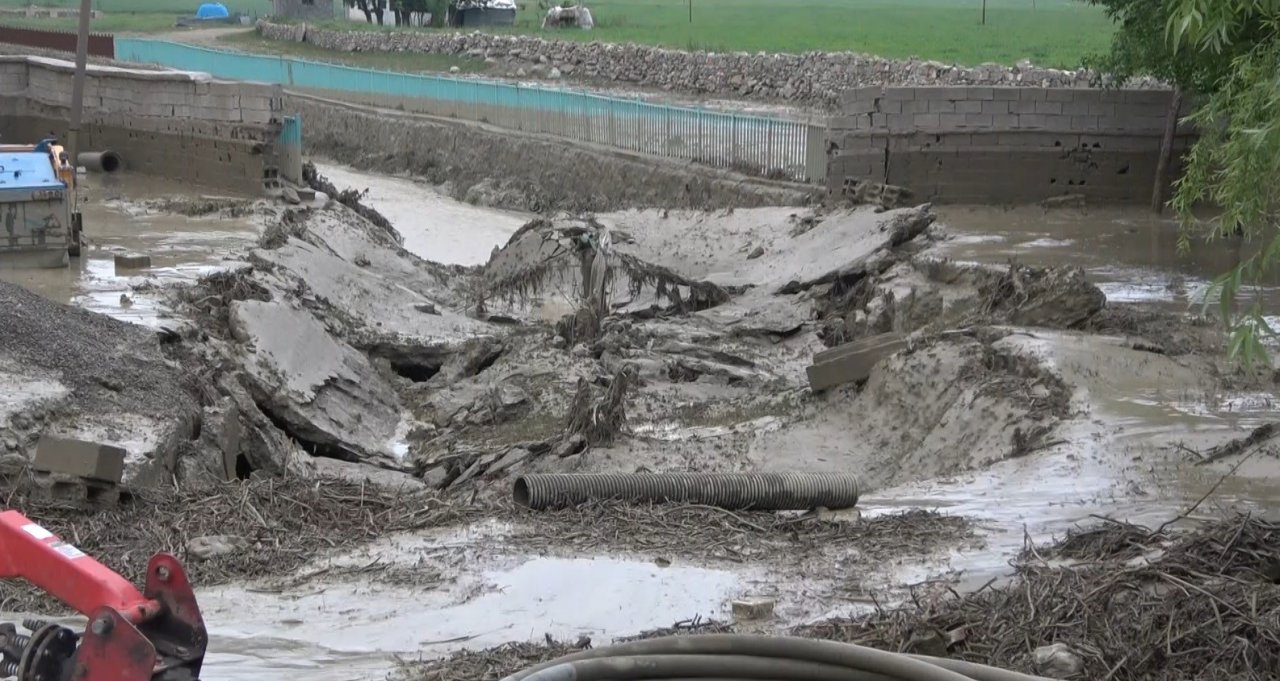 Muş’ta selde köprü yıkıldı, 5 araç ve 35 ev hasar gördü