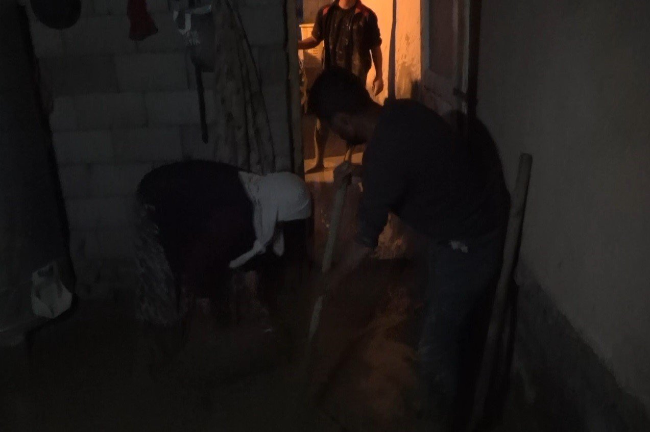 Muş’ta selde köprü yıkıldı, 5 araç ve 35 ev hasar gördü