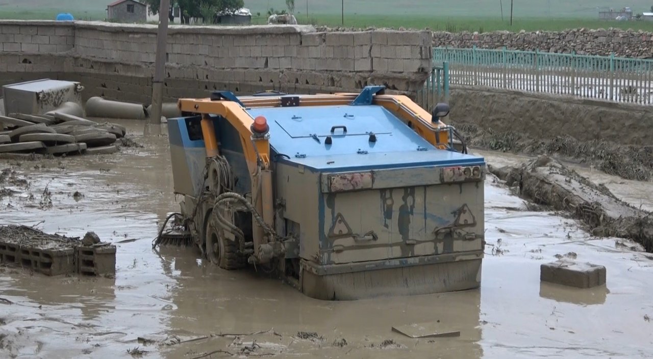 Muş’ta selde köprü yıkıldı, 5 araç ve 35 ev hasar gördü