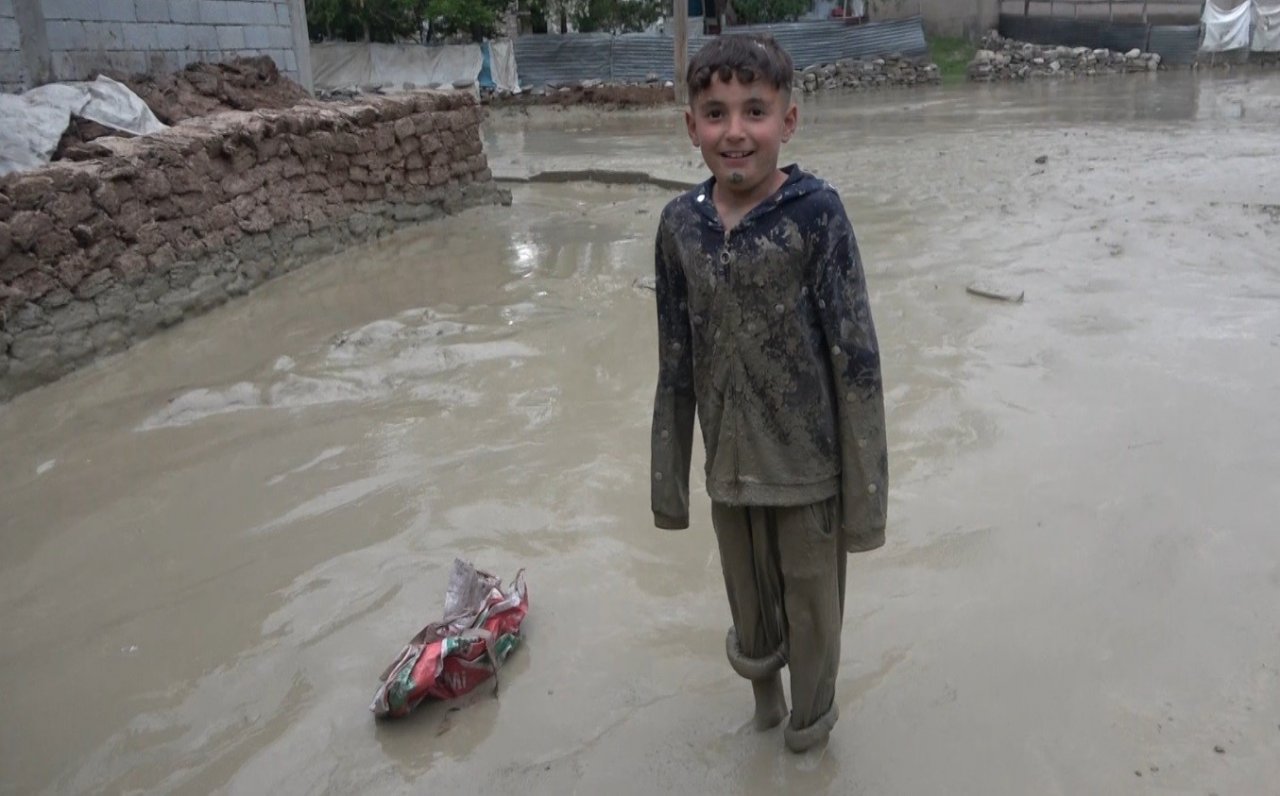 Muş’ta selde köprü yıkıldı, 5 araç ve 35 ev hasar gördü