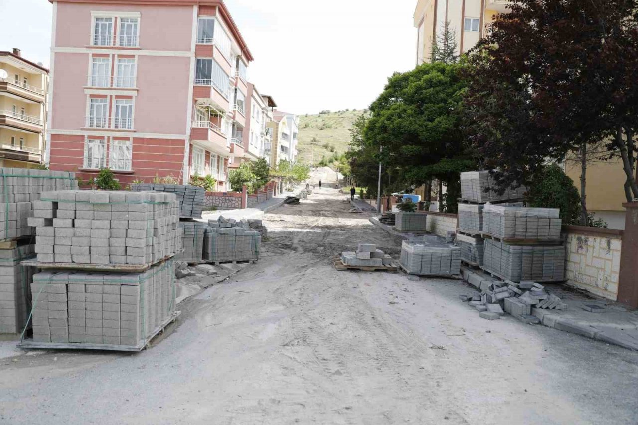 Güzelyurt Mahallesi’nde yol bakım-onarım çalışmaları devam ediyor