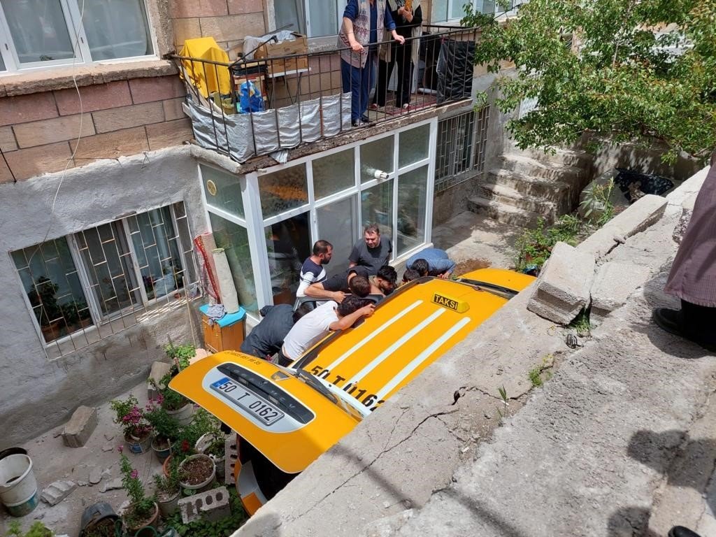 Kamyonetle çarpışan ticari taksi bahçeye düştü: 2 yaralı