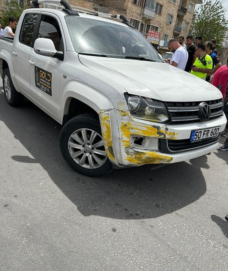 Kamyonetle çarpışan ticari taksi bahçeye düştü: 2 yaralı