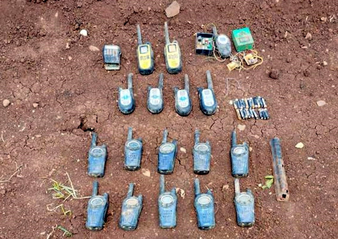 Siirt’te bölücü terör örgütüne ait patlama düzenekleri ve el telsizleri ele geçirildi