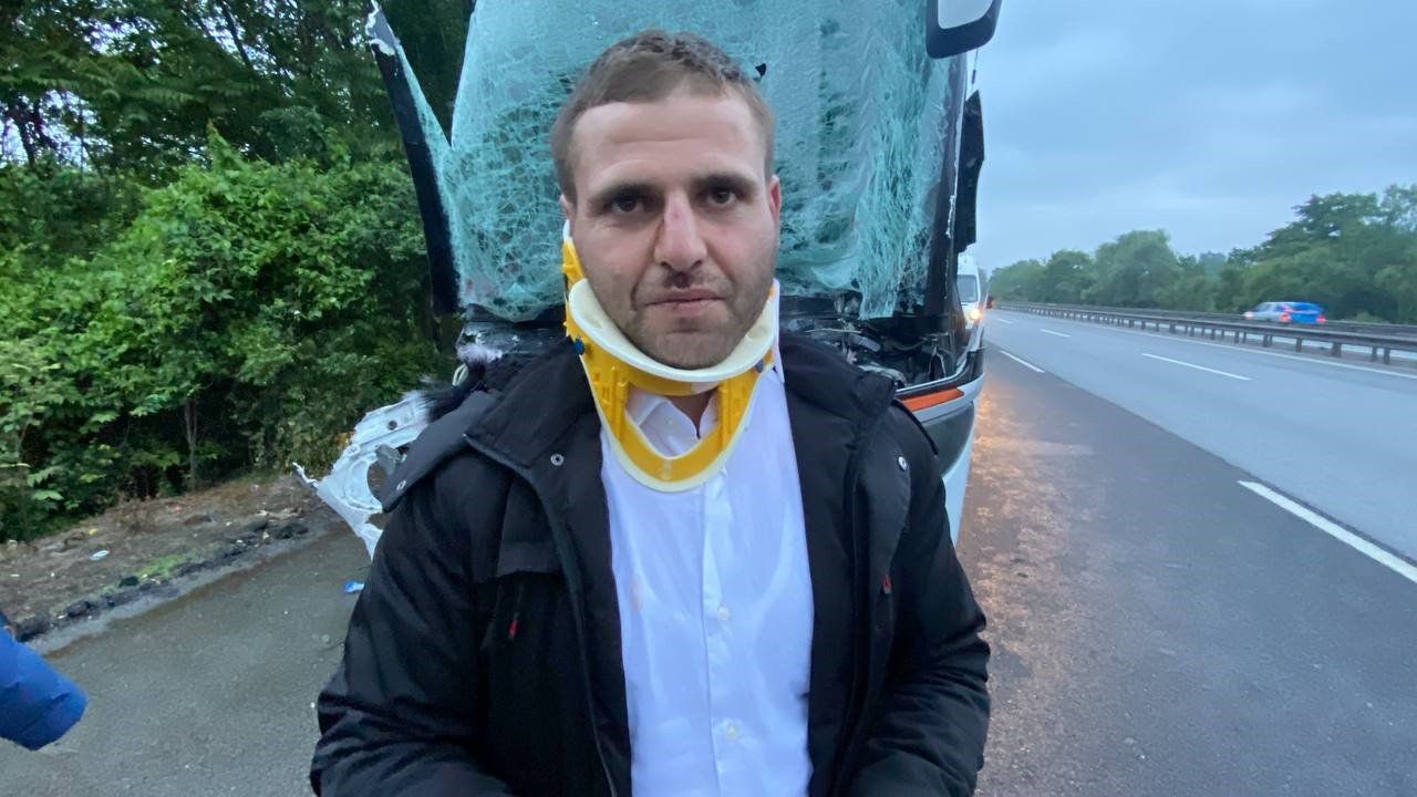 TEM’de yolcu dolu otobüs tıra arkadan çarptı: 1’i ağır 22 yaralı