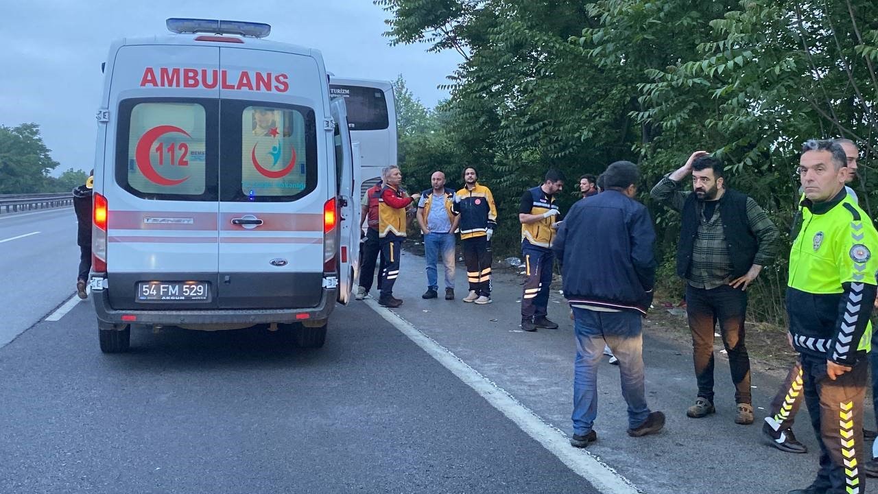 TEM’de yolcu dolu otobüs tıra arkadan çarptı: 1’i ağır 22 yaralı