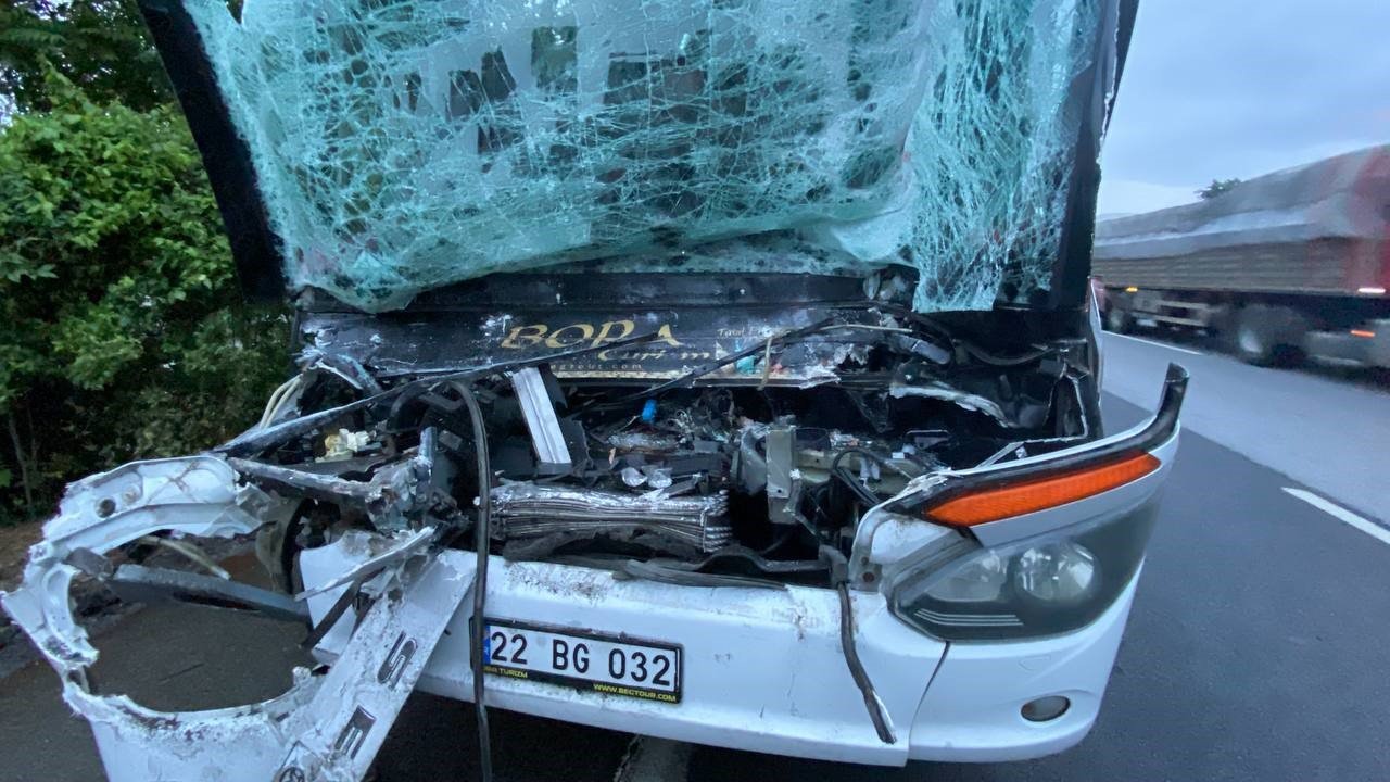 TEM’de yolcu dolu otobüs tıra arkadan çarptı: 1’i ağır 22 yaralı