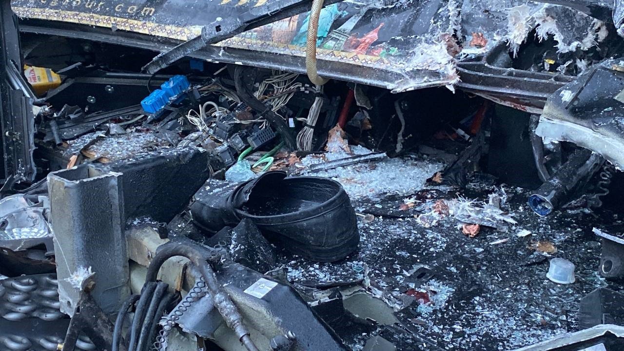 TEM’de yolcu dolu otobüs tıra arkadan çarptı: 1’i ağır 22 yaralı