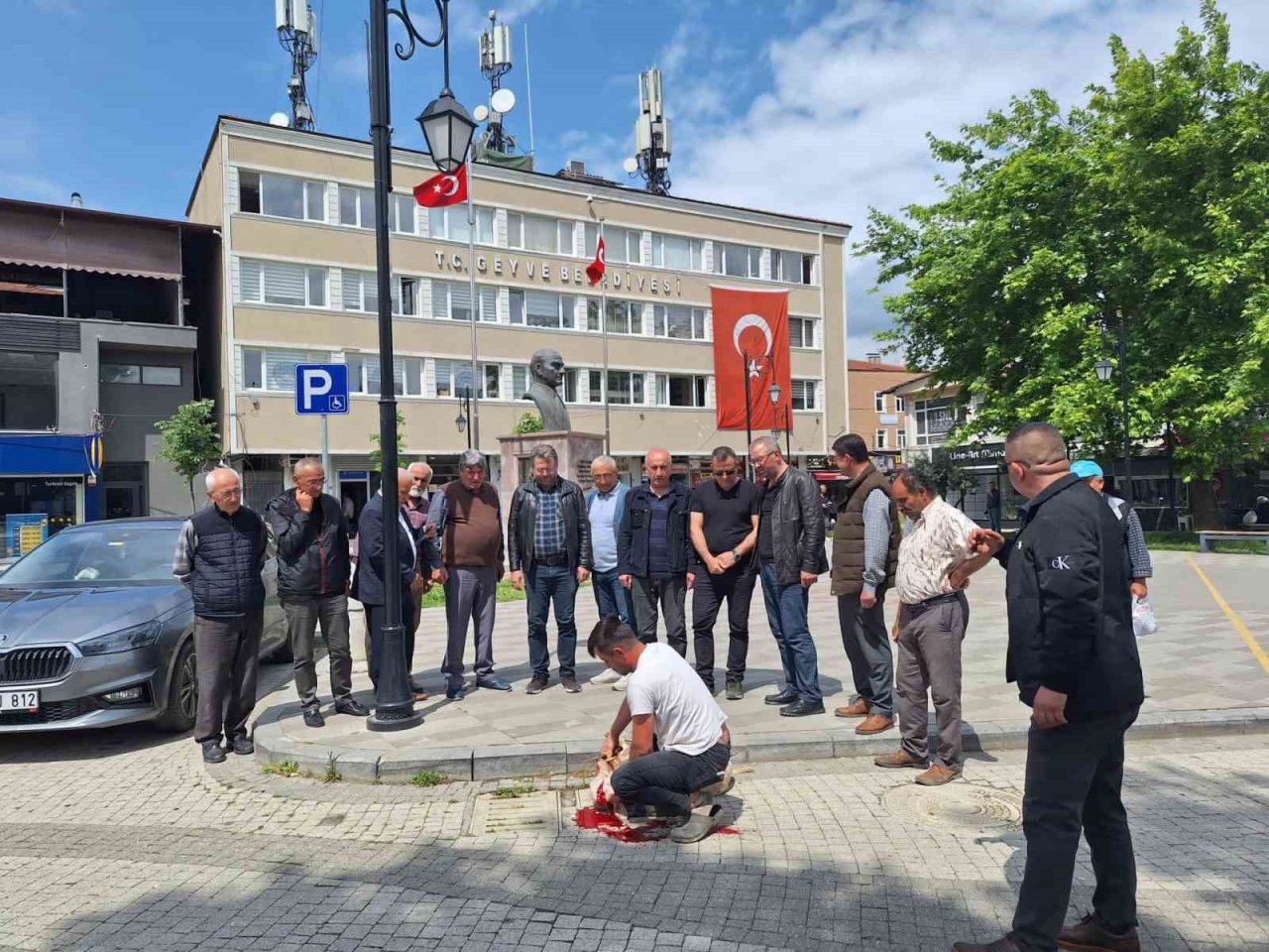 Seçim sonuçları için ilçe meydanında kurban kesti