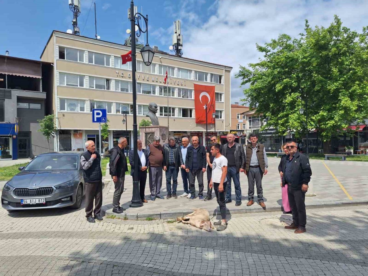 Seçim sonuçları için ilçe meydanında kurban kesti