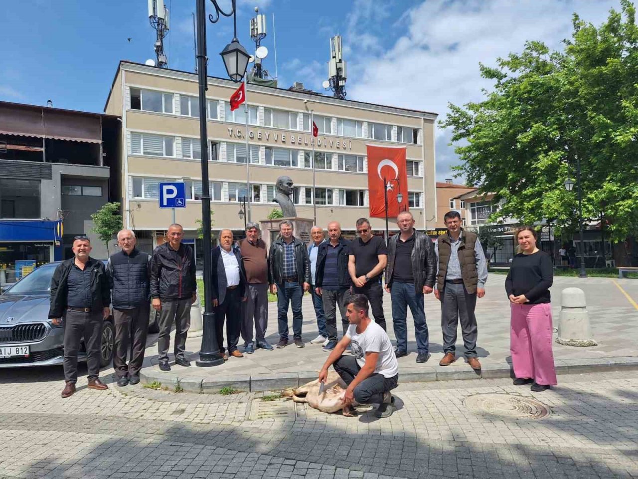Seçim sonuçları için ilçe meydanında kurban kesti