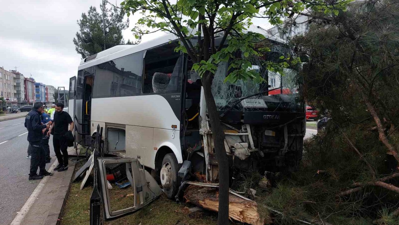 Samsun’da 9 kişinin yaralandığı işçi servisi kazasında polis, yaralı karga yavrusuna da hastaneye götürdü