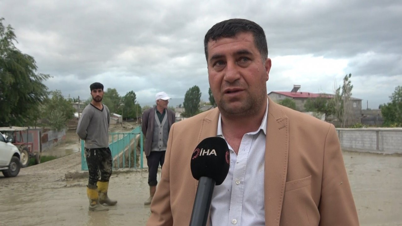 Muş’ta selde köprü yıkıldı, 5 araç ve 35 ev hasar gördü