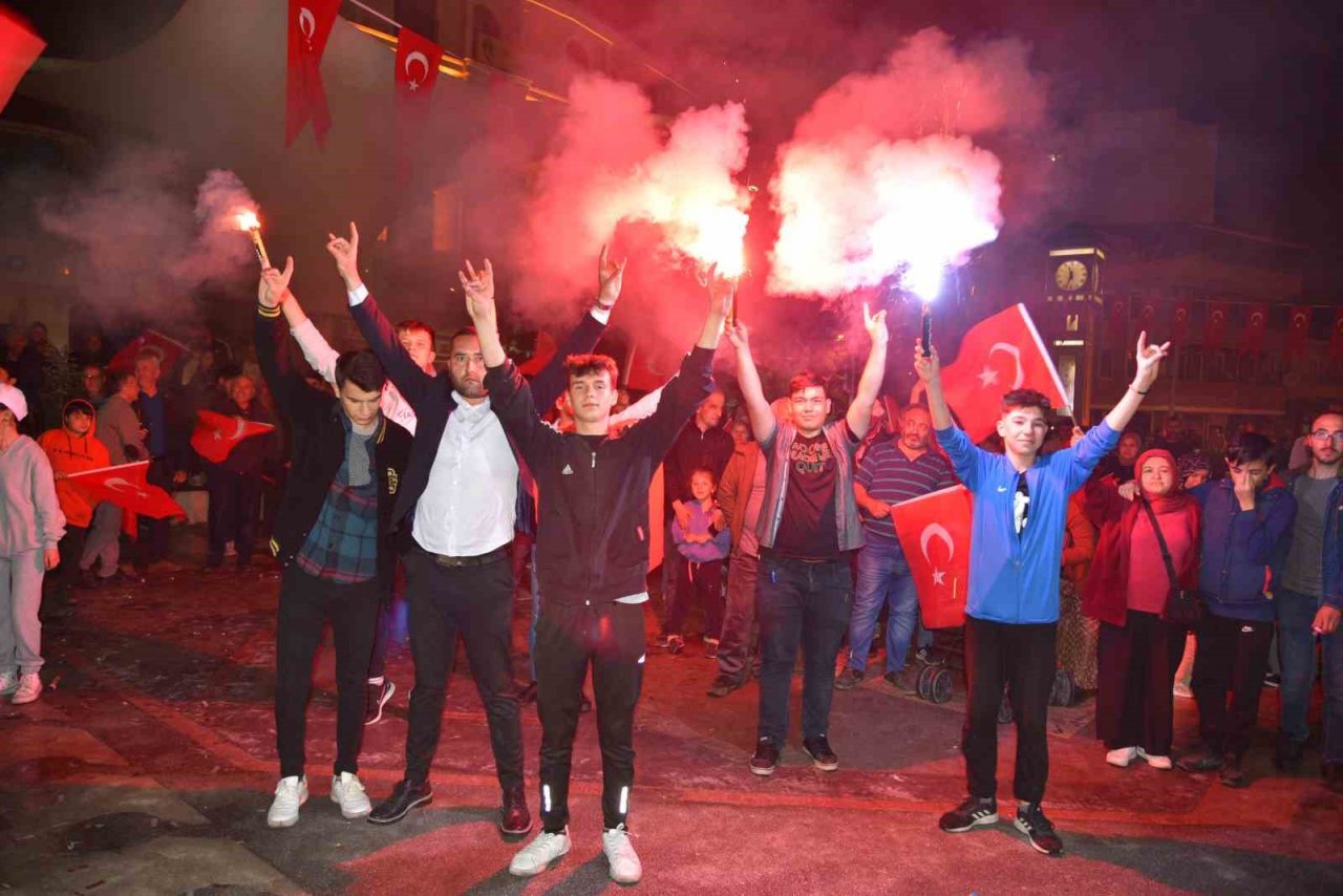 Sındırgı’da demokrasi zaferi sokaklara taştı