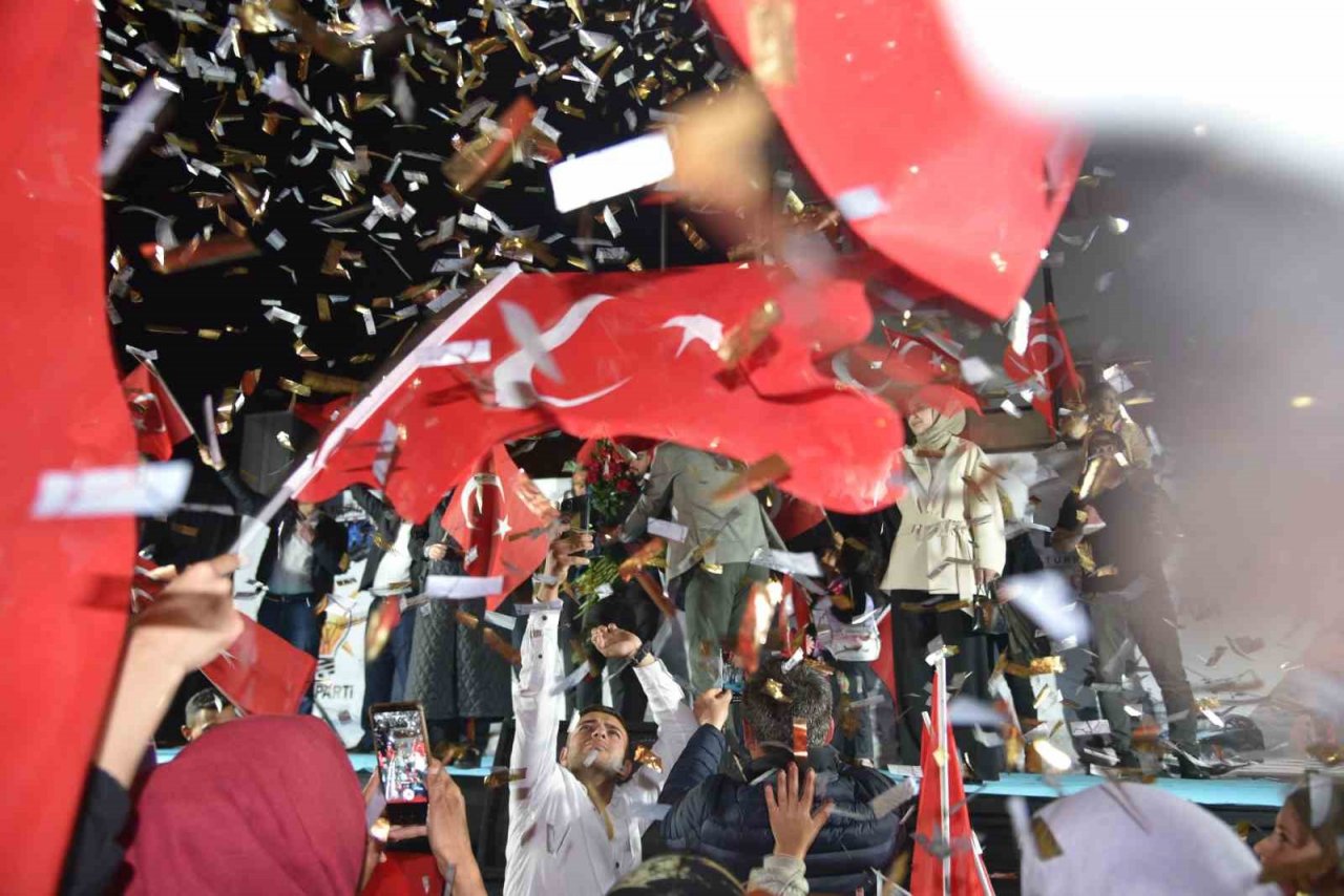Sındırgı’da demokrasi zaferi sokaklara taştı
