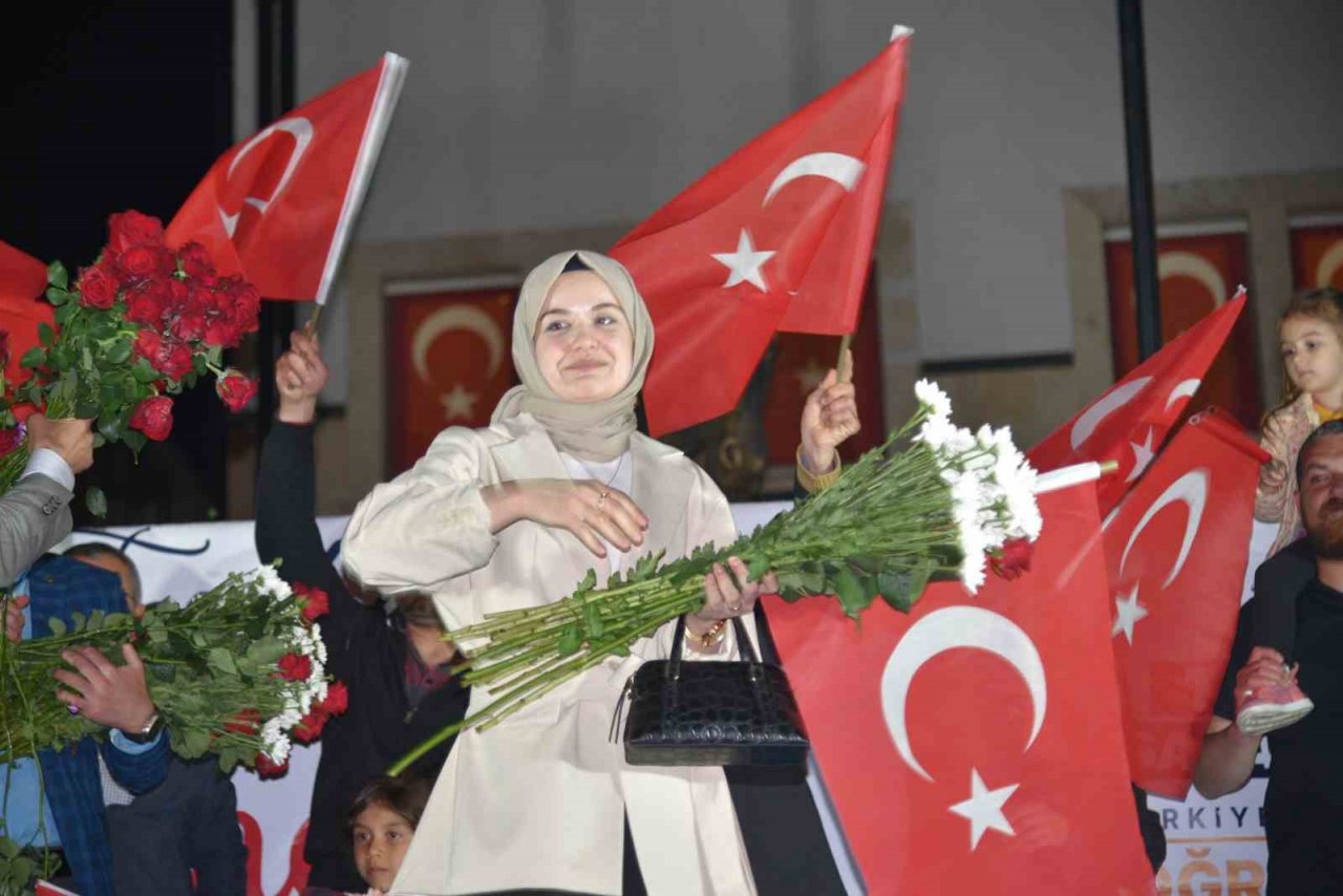 Sındırgı’da demokrasi zaferi sokaklara taştı