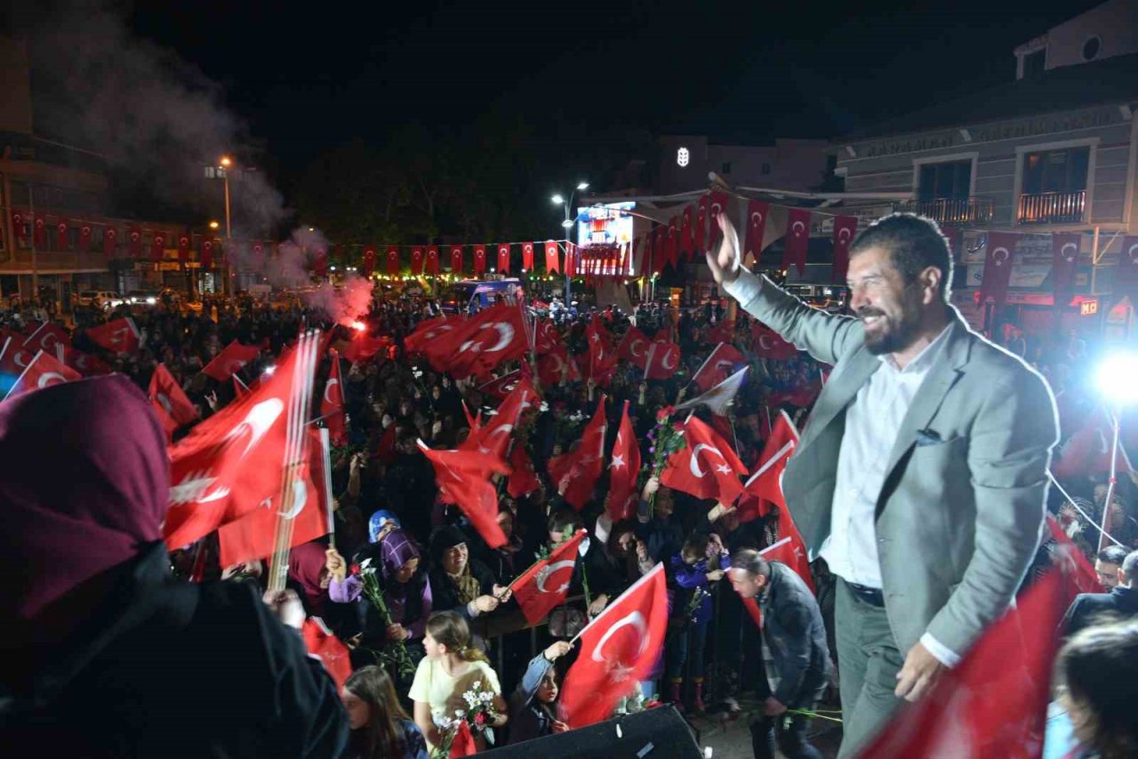 Sındırgı’da demokrasi zaferi sokaklara taştı