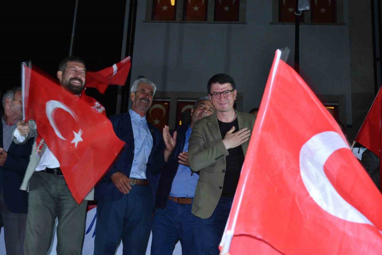Sındırgı’da demokrasi zaferi sokaklara taştı