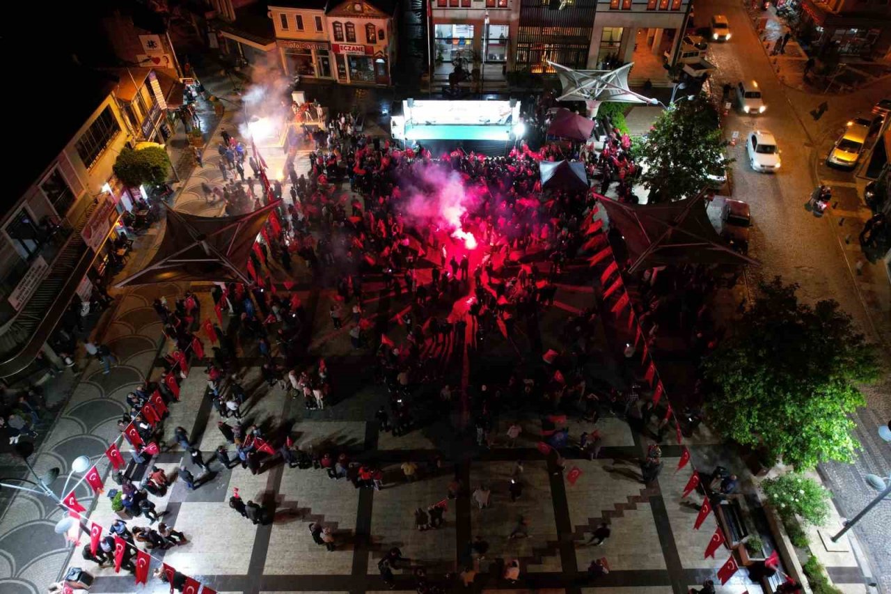 Sındırgı’da demokrasi zaferi sokaklara taştı