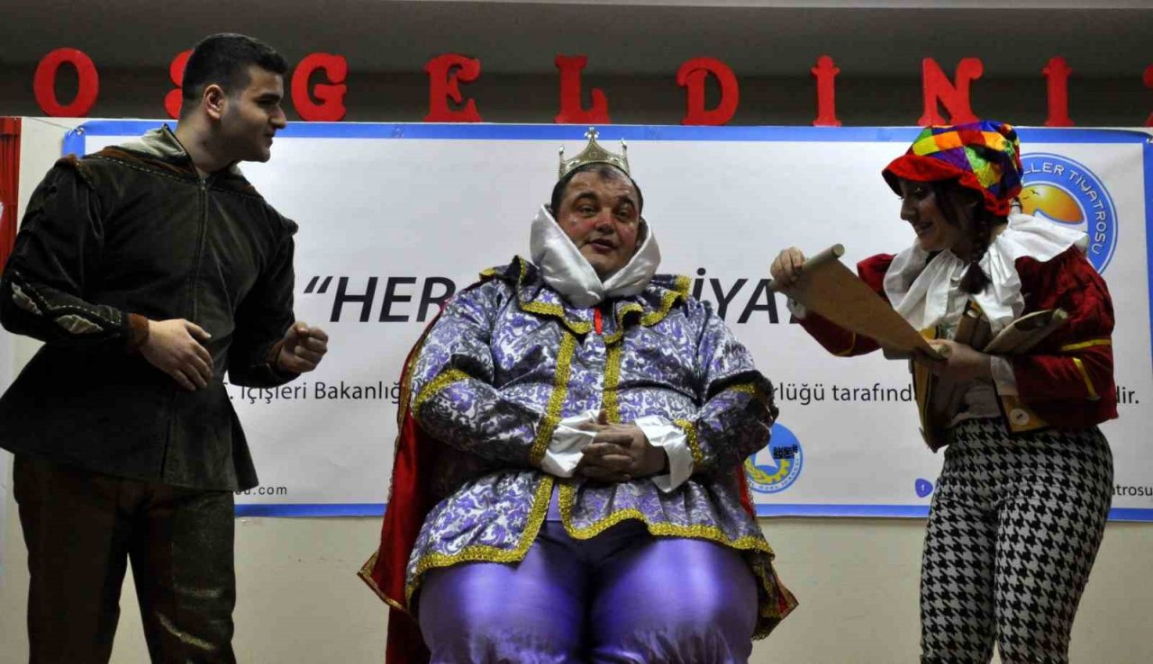 Sinop’ta köylerde yaşayan 5 bin çocuk tiyatroyla buluştu