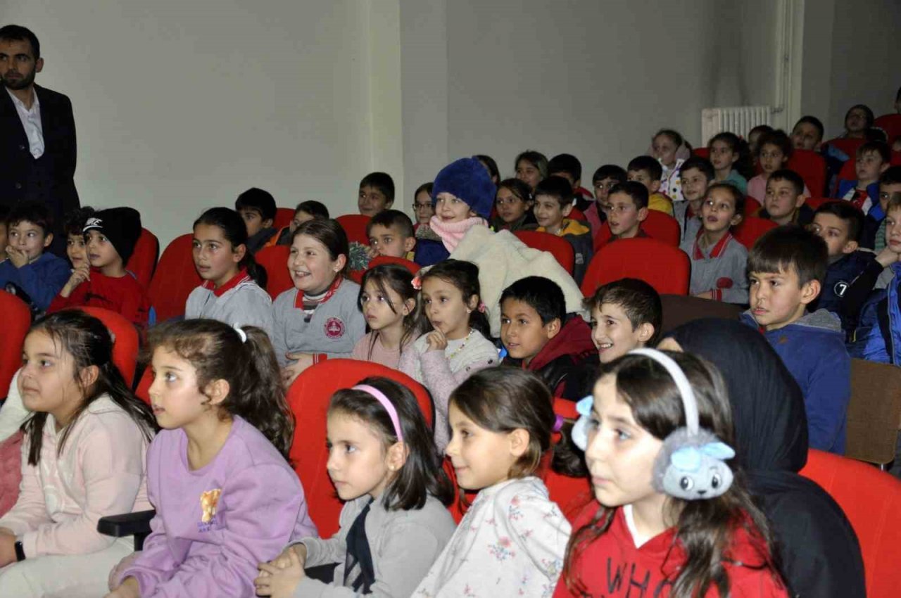Sinop’ta köylerde yaşayan 5 bin çocuk tiyatroyla buluştu