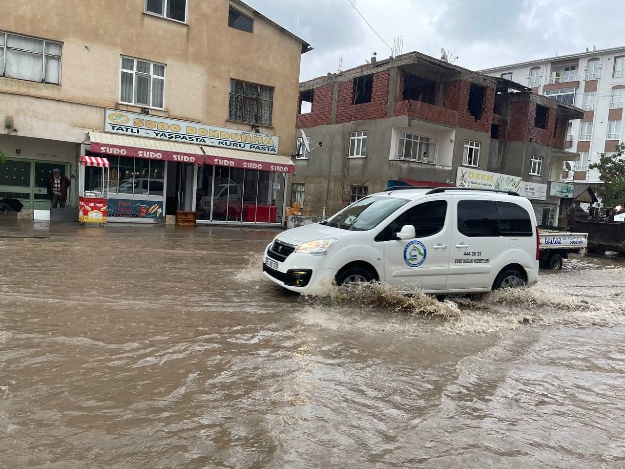 Suşehri’nde yollar göle döndü