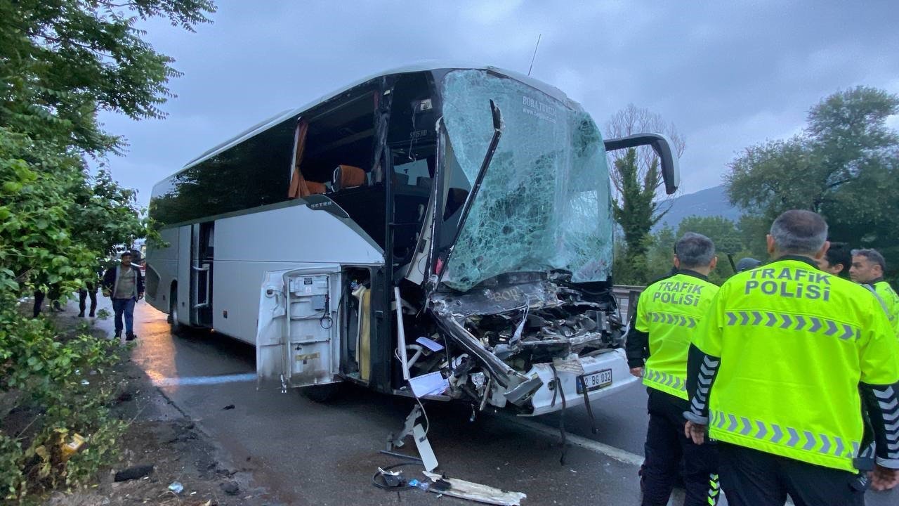 TEM’de yolcu dolu otobüs tıra arkadan çarptı: 1’i ağır 22 yaralı