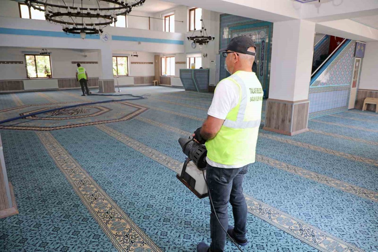 Talas’ta cami halıları pırıl pırıl