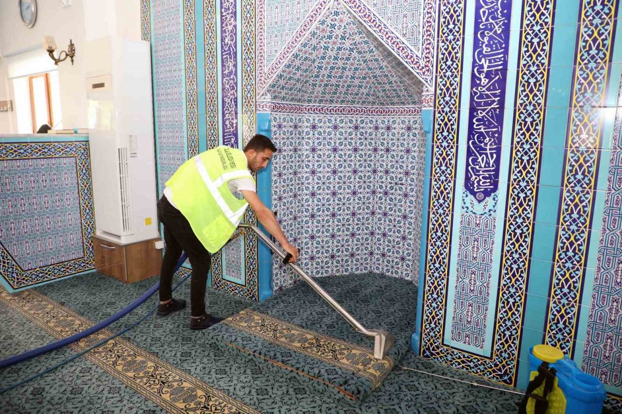 Talas’ta cami halıları pırıl pırıl