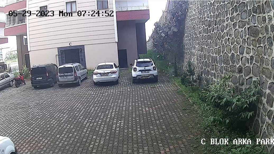 Trabzon’da bir sitenin istinat duvarı böyle çöktü, o anlar güvenlik kamerasına yansıdı