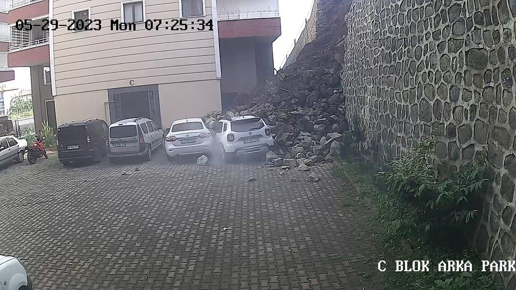 Trabzon’da bir sitenin istinat duvarı böyle çöktü, o anlar güvenlik kamerasına yansıdı