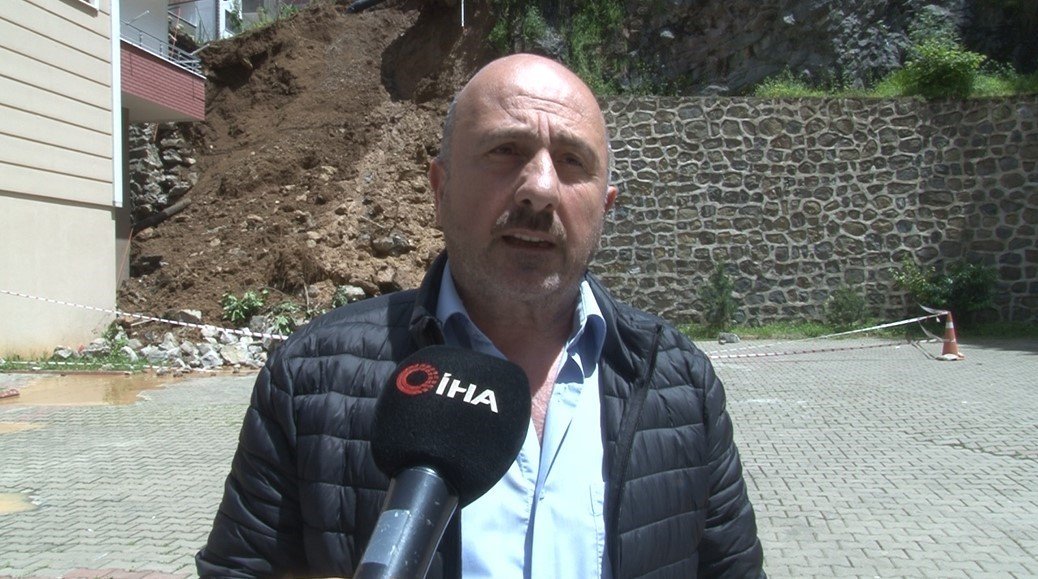 Trabzon’da bir sitenin istinat duvarı böyle çöktü, o anlar güvenlik kamerasına yansıdı