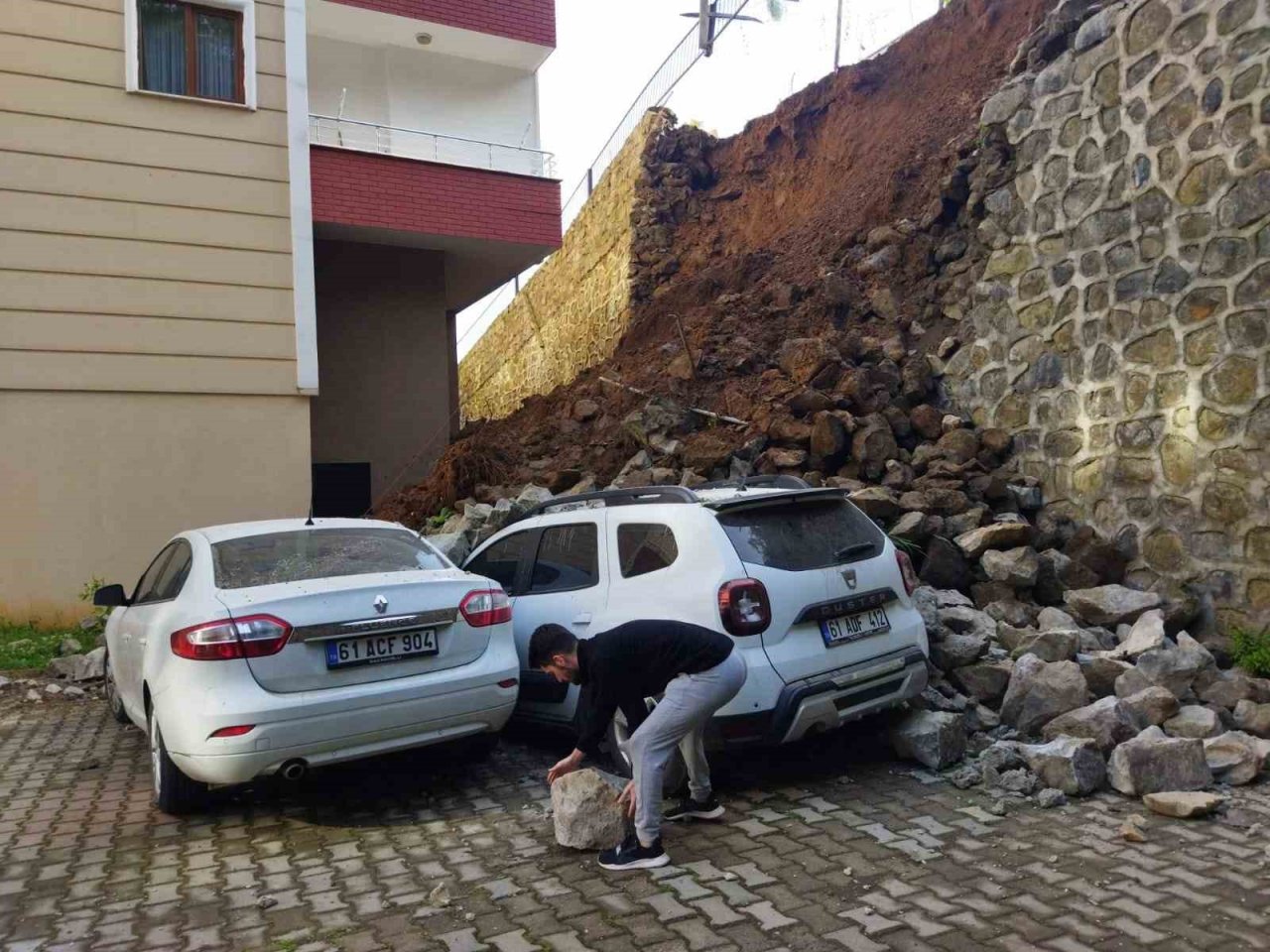 Trabzon’da bir sitenin istinat duvarı böyle çöktü, o anlar güvenlik kamerasına yansıdı