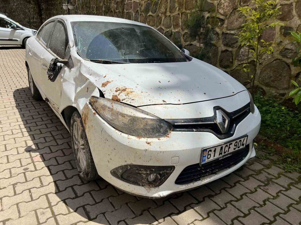 Trabzon’da bir sitenin istinat duvarı böyle çöktü, o anlar güvenlik kamerasına yansıdı