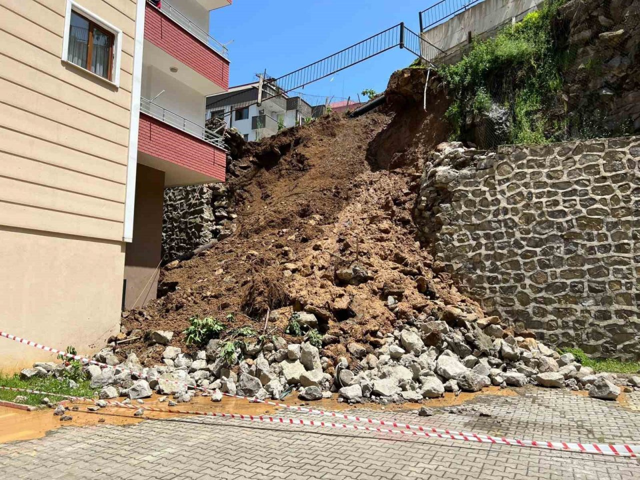 Trabzon’da bir sitenin istinat duvarı böyle çöktü, o anlar güvenlik kamerasına yansıdı