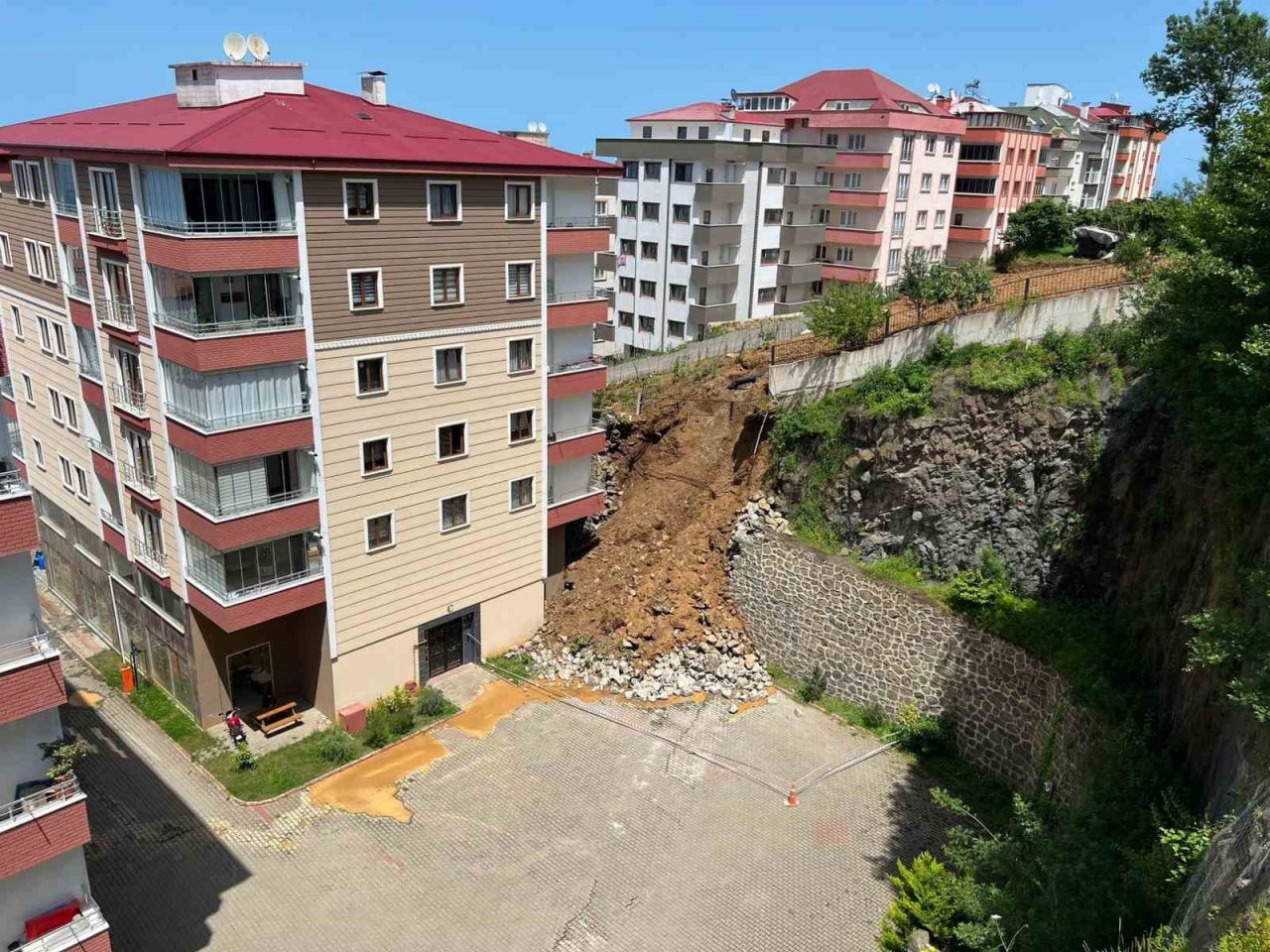 Trabzon’da bir sitenin istinat duvarı böyle çöktü, o anlar güvenlik kamerasına yansıdı