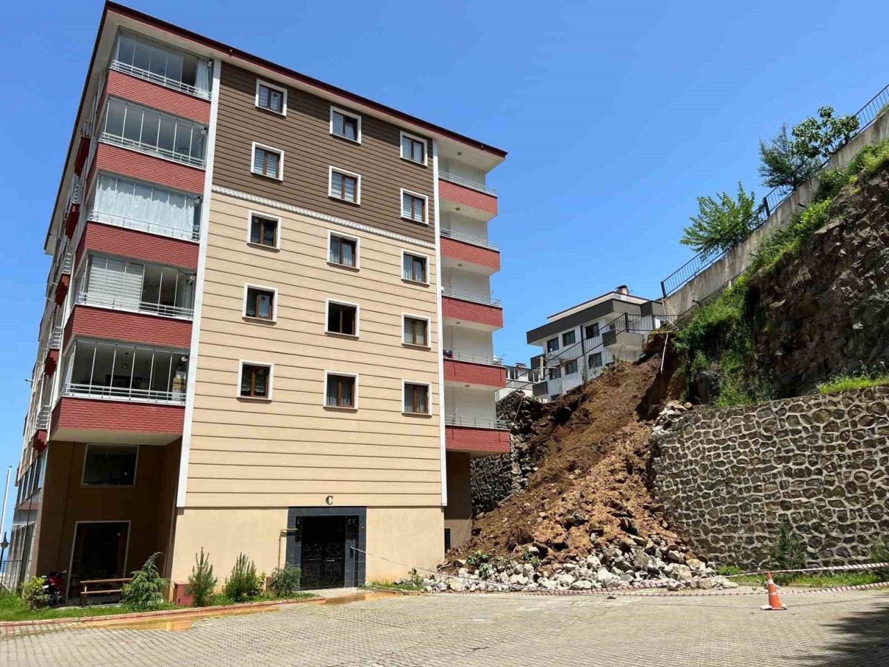 Trabzon’da bir sitenin istinat duvarı böyle çöktü, o anlar güvenlik kamerasına yansıdı