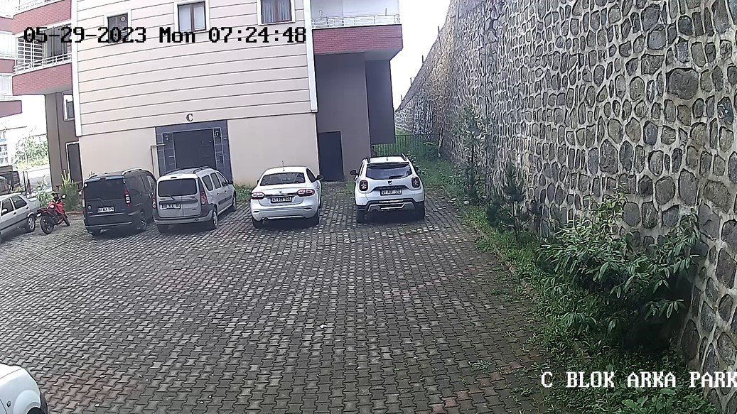 Trabzon’da bir sitenin istinat duvarı böyle çöktü, o anlar güvenlik kamerasına yansıdı