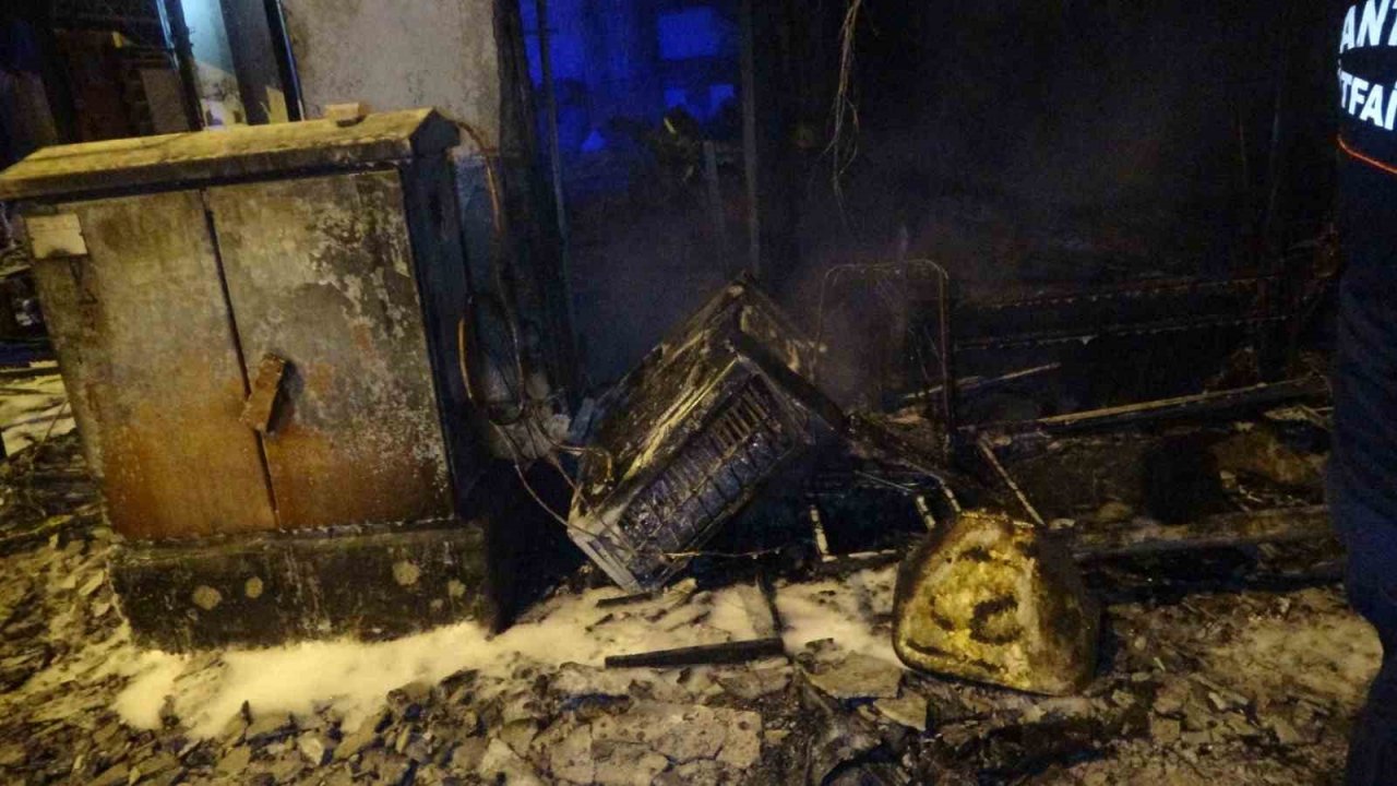 Antalya’da 5 katlı binada çıkan yangında can pazarı yaşandı