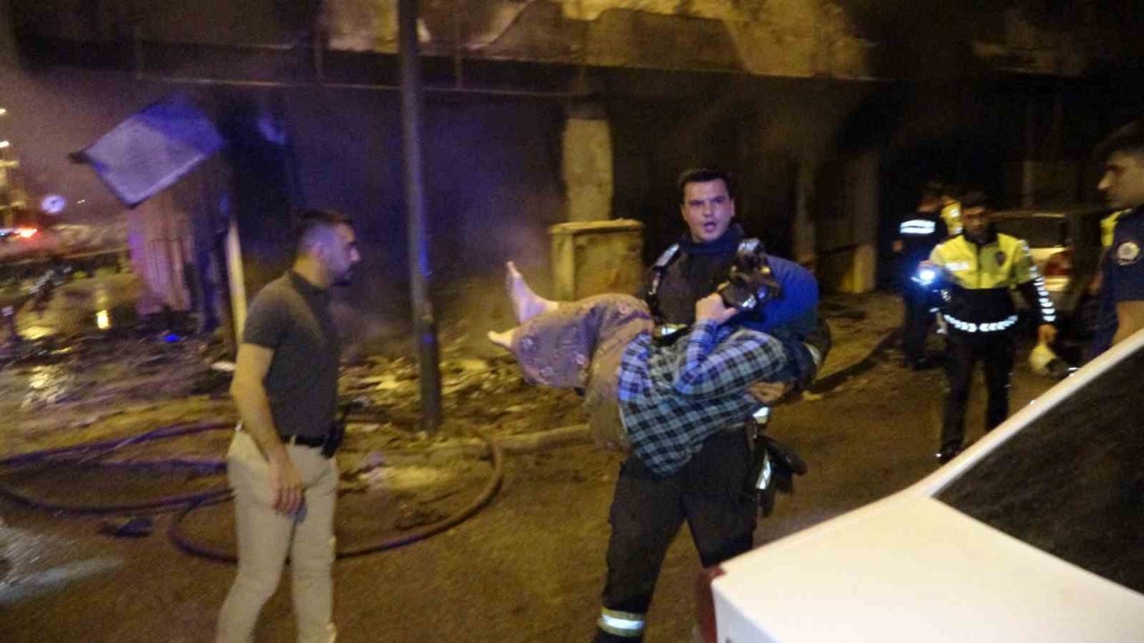 Antalya’da 5 katlı binada çıkan yangında can pazarı yaşandı