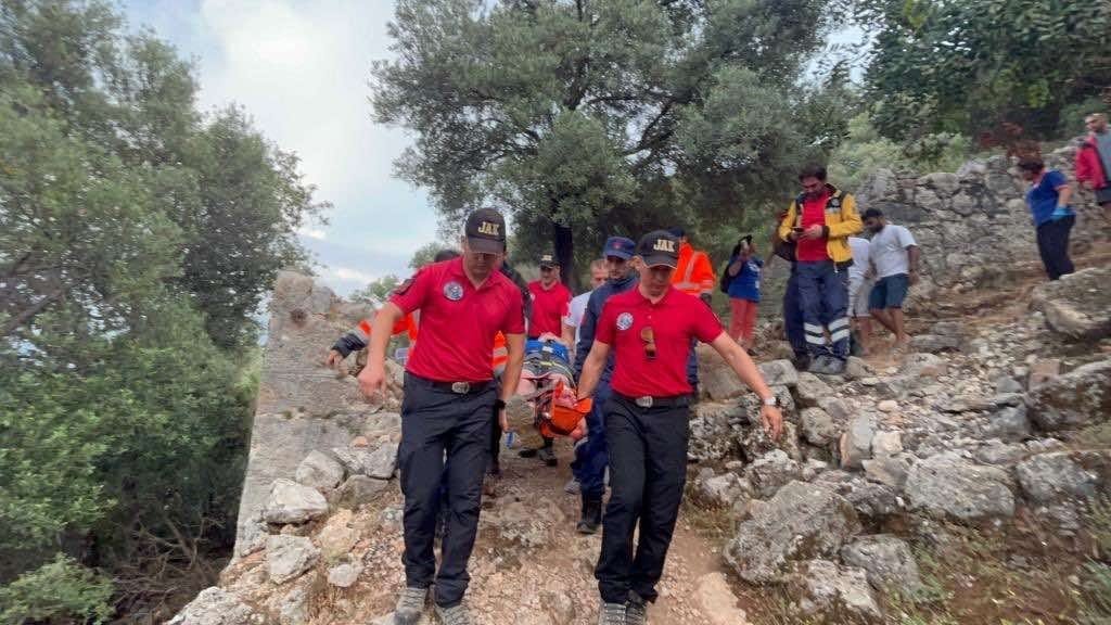 Yaralı turisti iki saat sedye ile taşıdılar