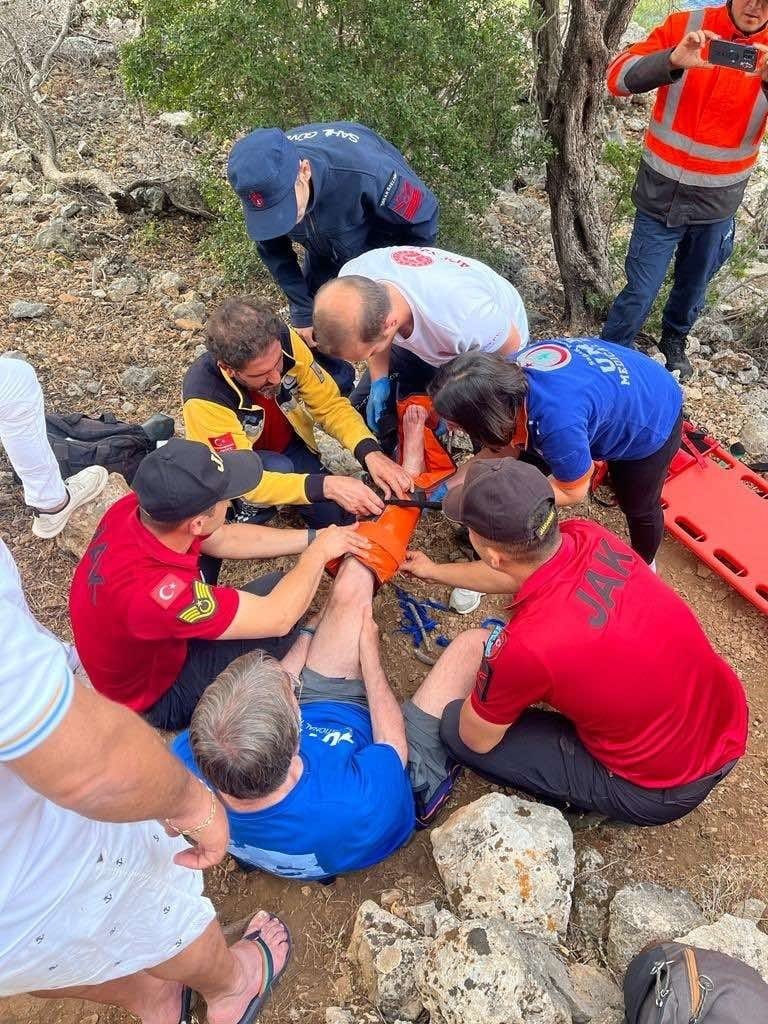 Yaralı turisti iki saat sedye ile taşıdılar