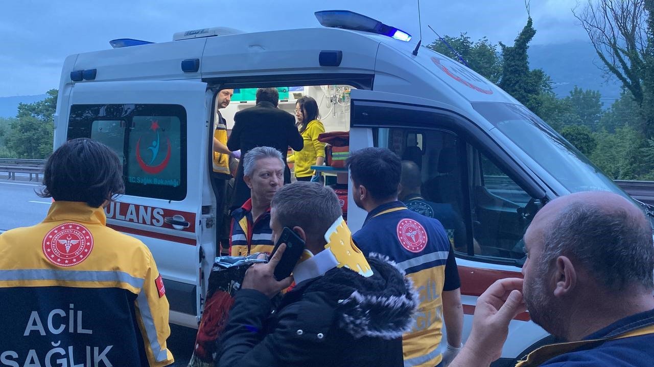 TEM’de yolcu dolu otobüs tıra arkadan çarptı: 1’i ağır 22 yaralı