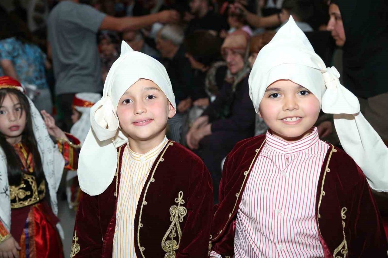 Keçiören halk oyunlarıyla şenlendi