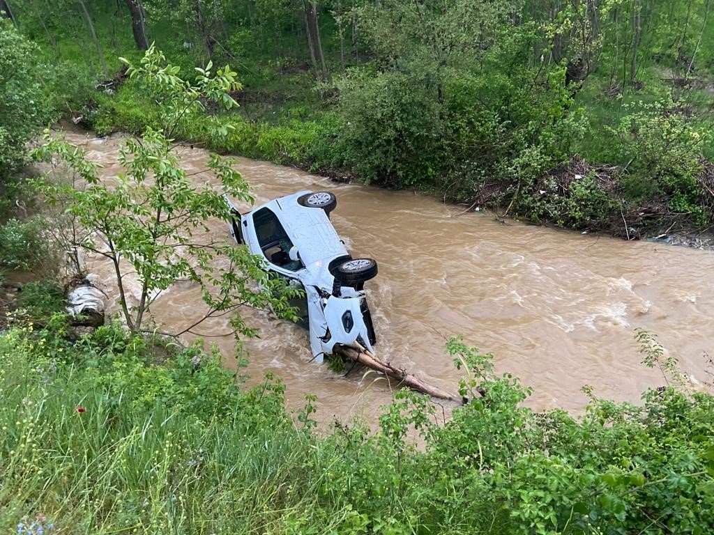 Araç dereye uçtu: 3 yaralı